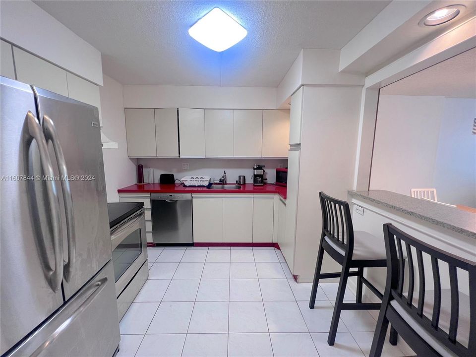 For Rent: $2,450 (1 beds, 1 baths, 918 Square Feet)