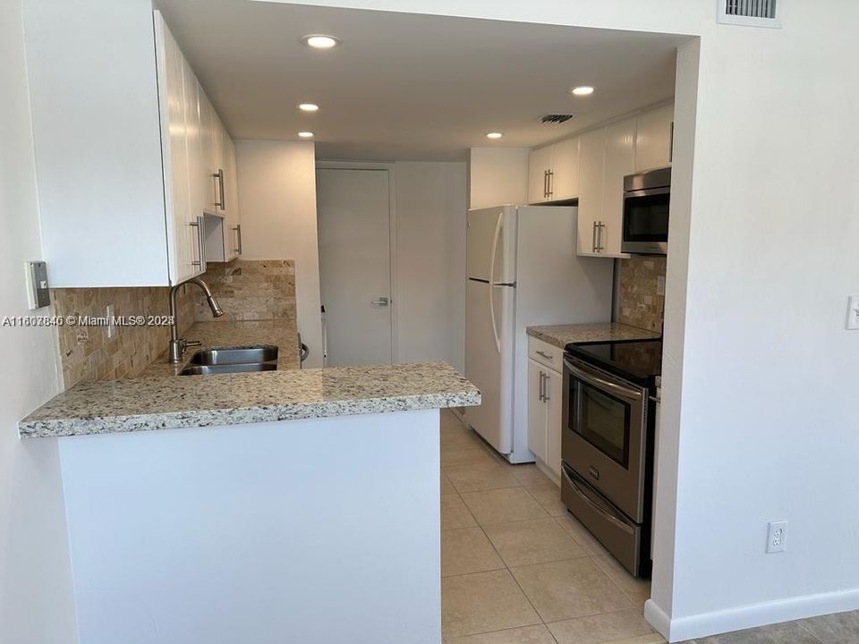 For Rent: $2,550 (2 beds, 1 baths, 1018 Square Feet)