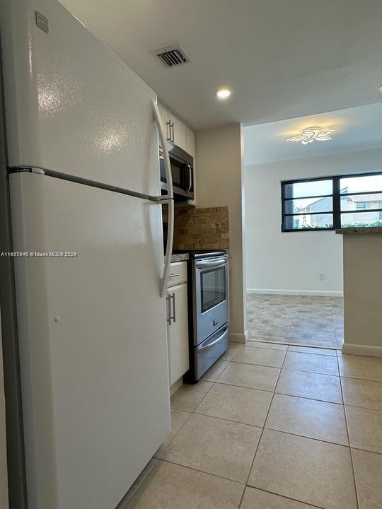 For Rent: $2,550 (2 beds, 1 baths, 1018 Square Feet)