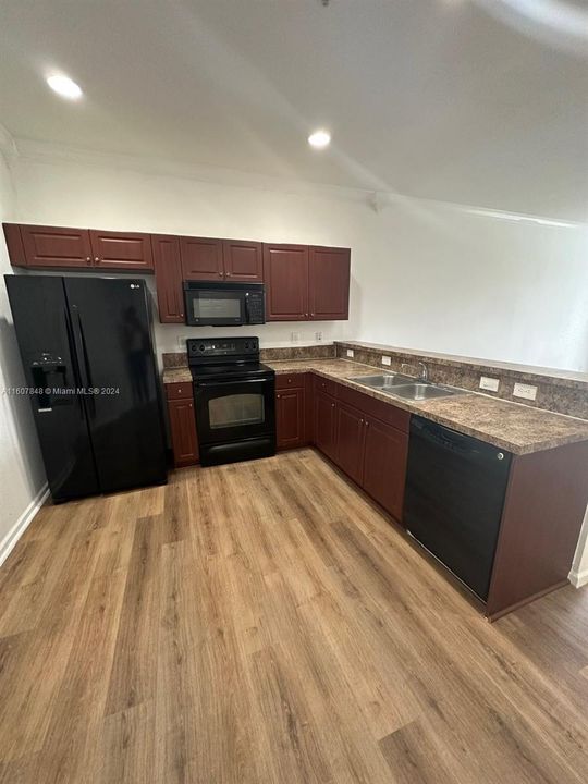 For Rent: $2,100 (3 beds, 2 baths, 1049 Square Feet)