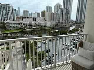 For Rent: $2,690 (2 beds, 2 baths, 1350 Square Feet)