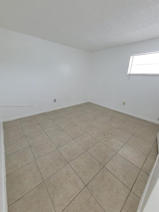 For Rent: $1,800 (2 beds, 1 baths, 900 Square Feet)