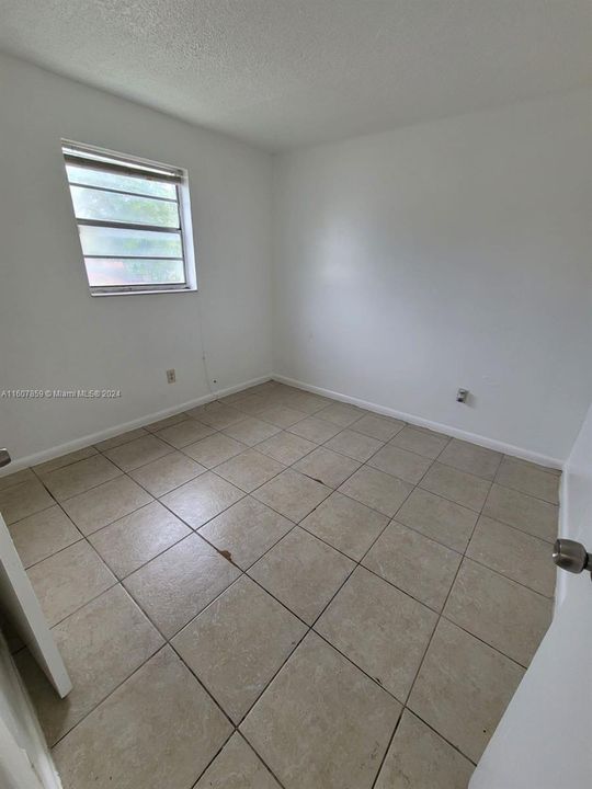For Rent: $1,800 (2 beds, 1 baths, 900 Square Feet)