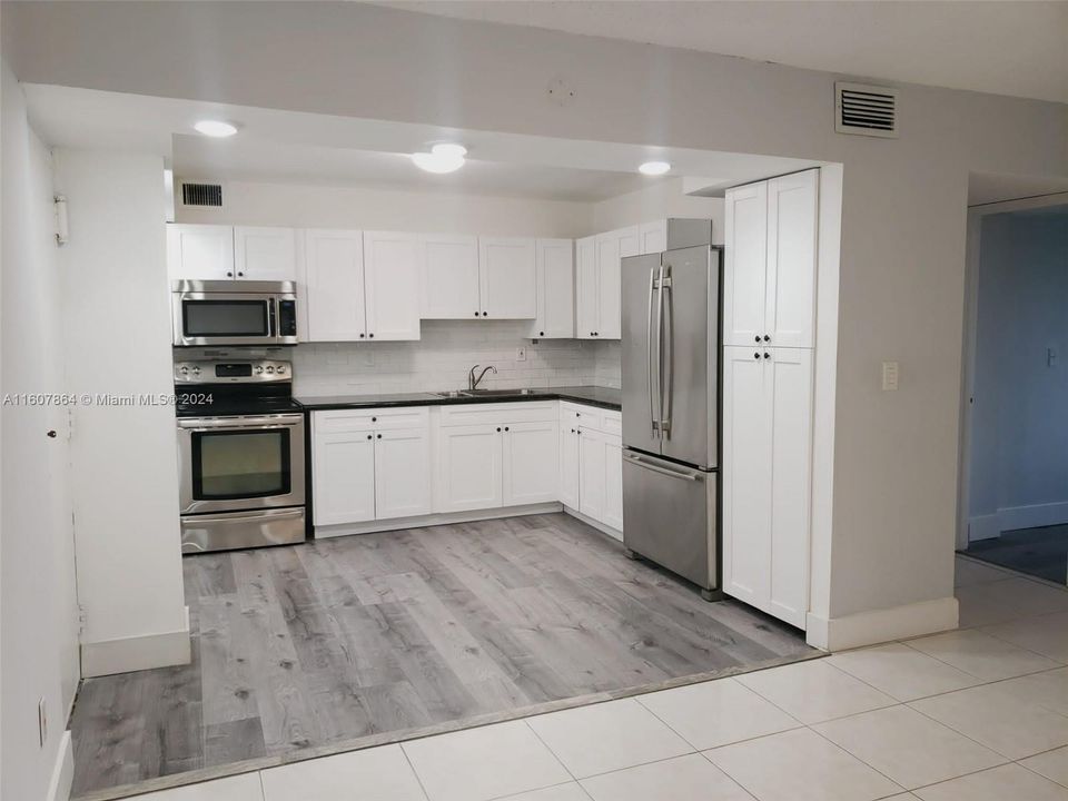 Active With Contract: $2,850 (3 beds, 2 baths, 1660 Square Feet)