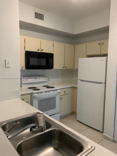 For Rent: $2,500 (2 beds, 2 baths, 910 Square Feet)