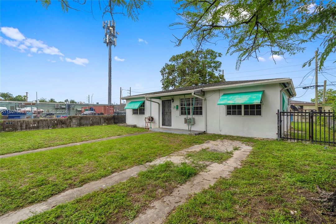 For Sale: $425,000 (3 beds, 1 baths, 1140 Square Feet)