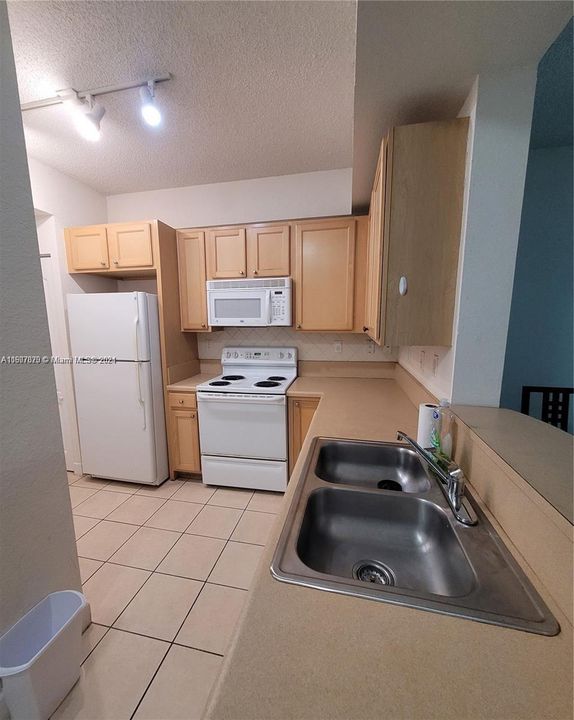 For Rent: $2,800 (2 beds, 2 baths, 994 Square Feet)