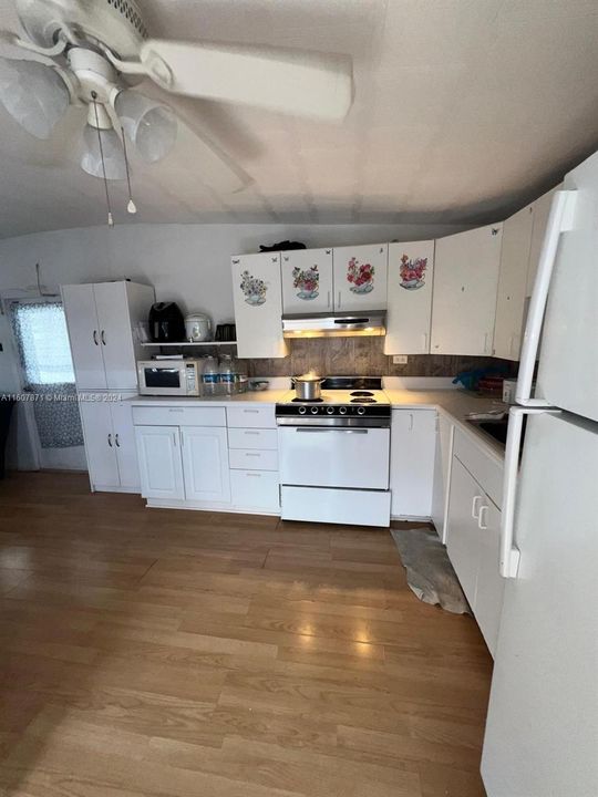 For Sale: $45,000 (2 beds, 1 baths, 1136 Square Feet)