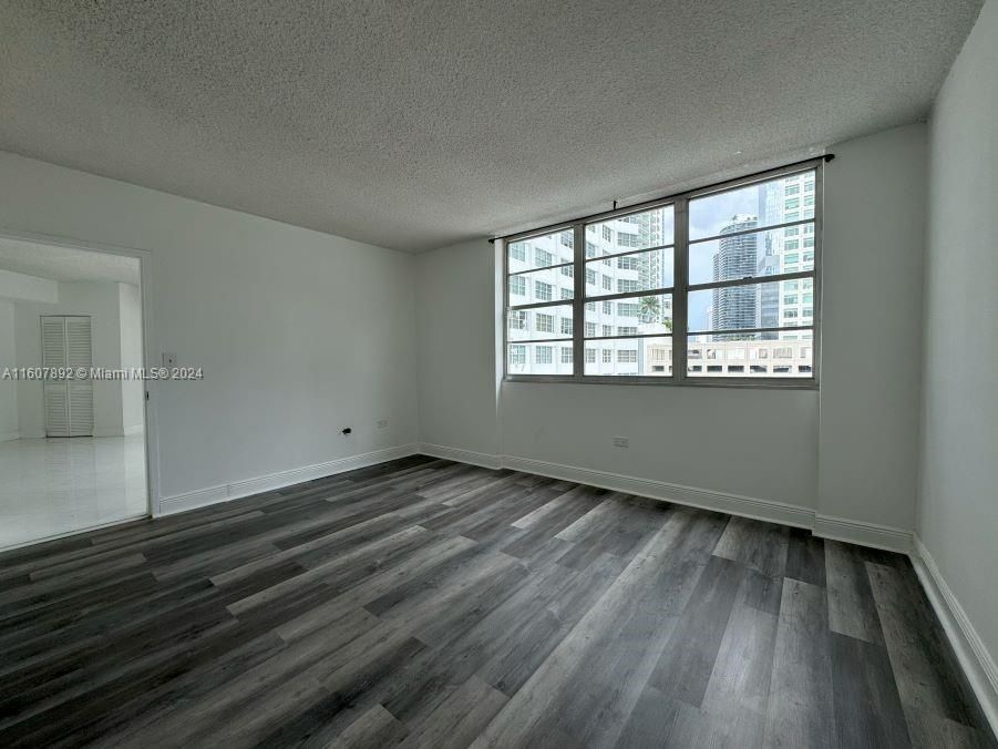 Active With Contract: $2,700 (2 beds, 2 baths, 990 Square Feet)