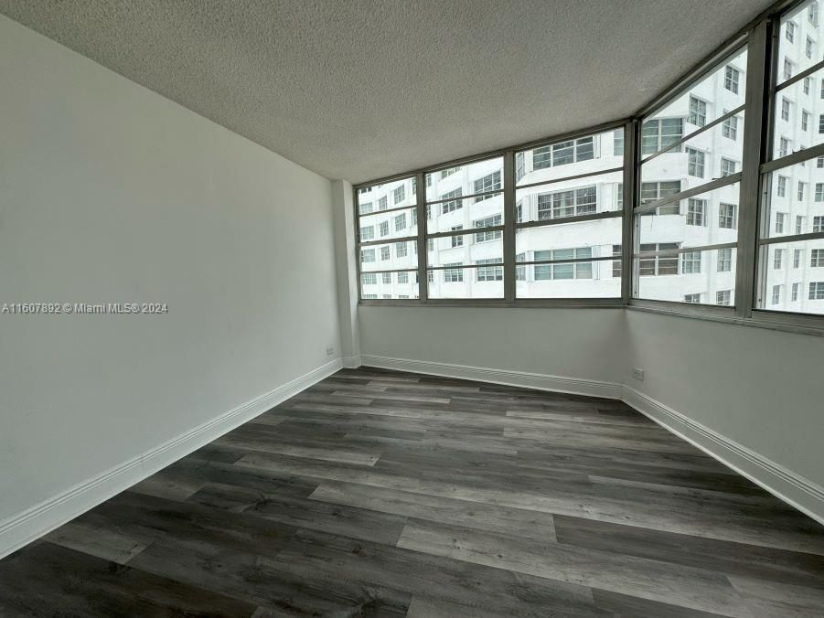 Active With Contract: $2,700 (2 beds, 2 baths, 990 Square Feet)