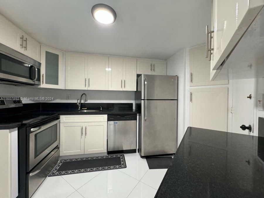 Active With Contract: $2,700 (2 beds, 2 baths, 990 Square Feet)