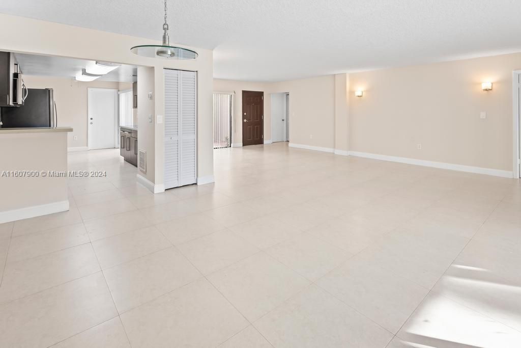 Active With Contract: $2,800 (2 beds, 2 baths, 1665 Square Feet)