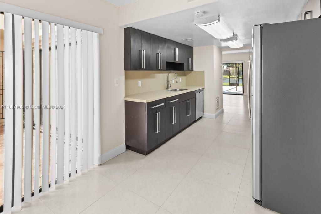 Active With Contract: $2,800 (2 beds, 2 baths, 1665 Square Feet)