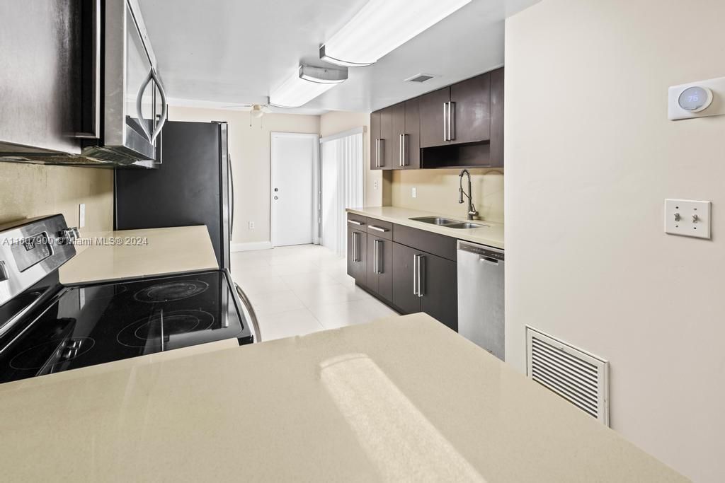 Active With Contract: $2,800 (2 beds, 2 baths, 1665 Square Feet)