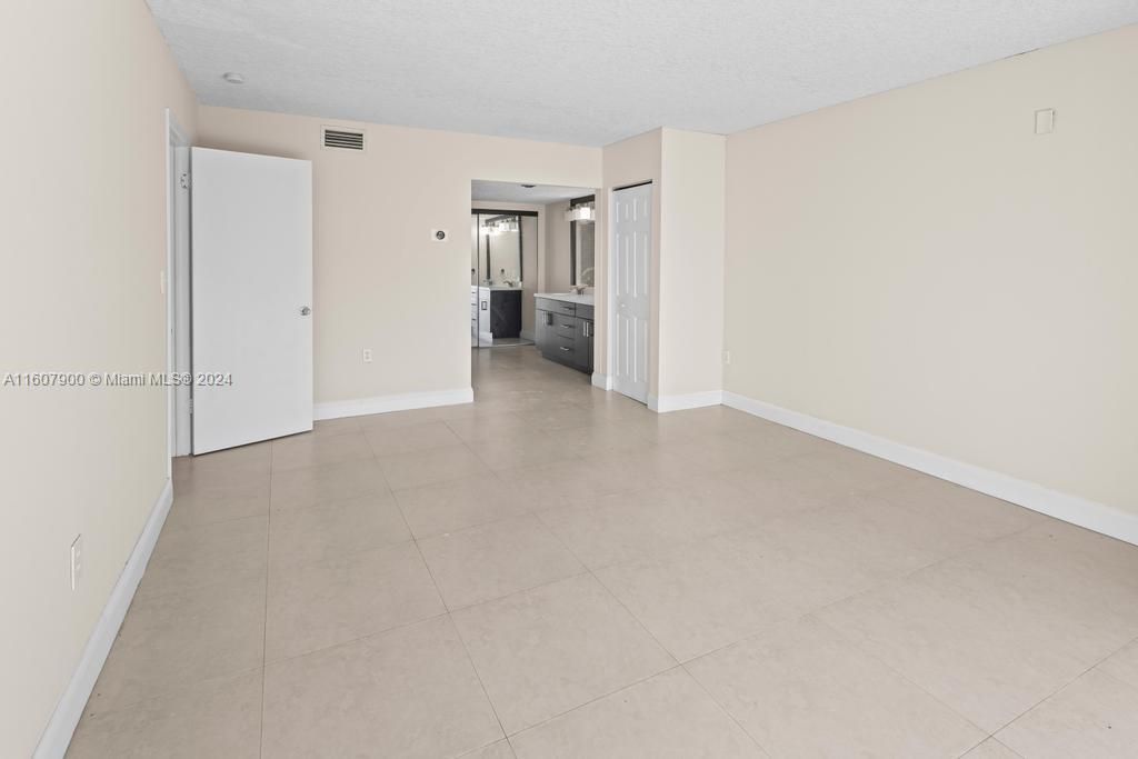 Active With Contract: $2,800 (2 beds, 2 baths, 1665 Square Feet)