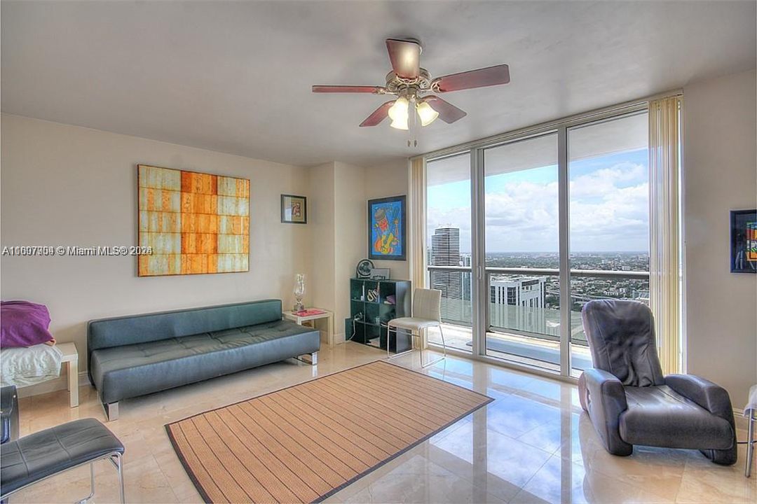 Active With Contract: $2,300 (0 beds, 1 baths, 567 Square Feet)