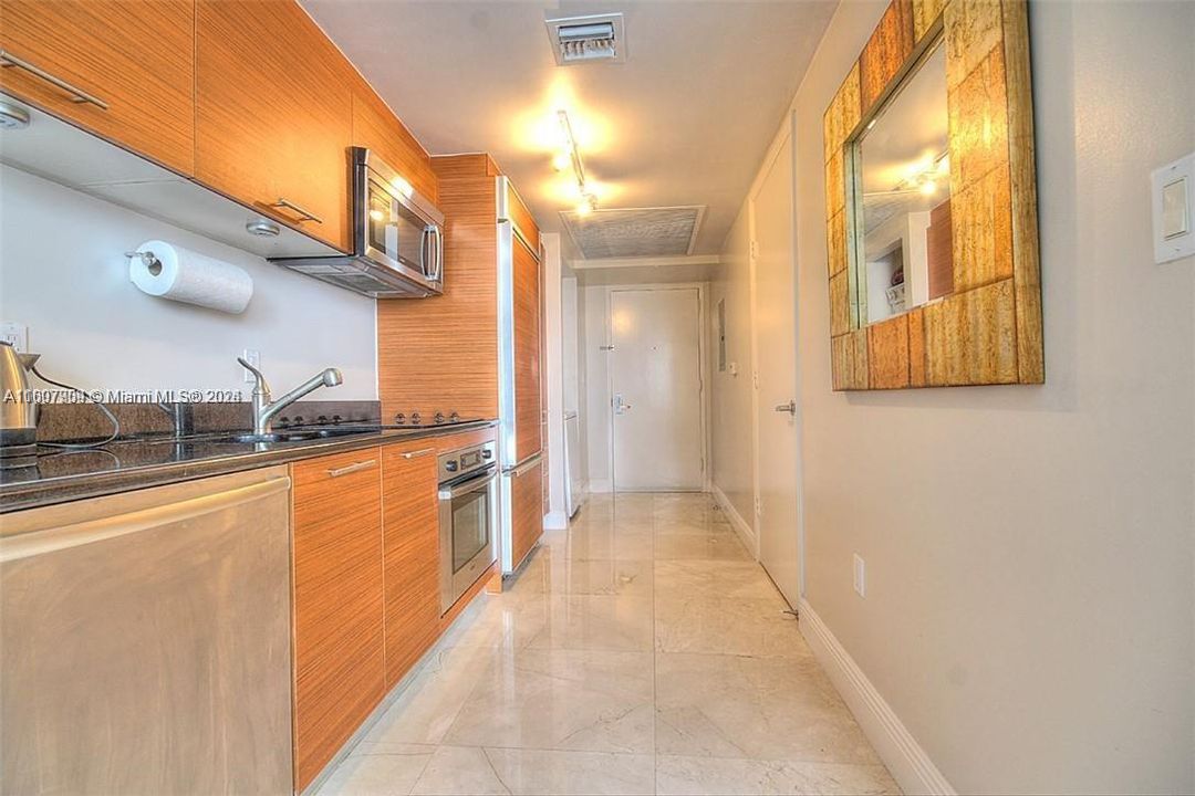 Active With Contract: $2,300 (0 beds, 1 baths, 567 Square Feet)