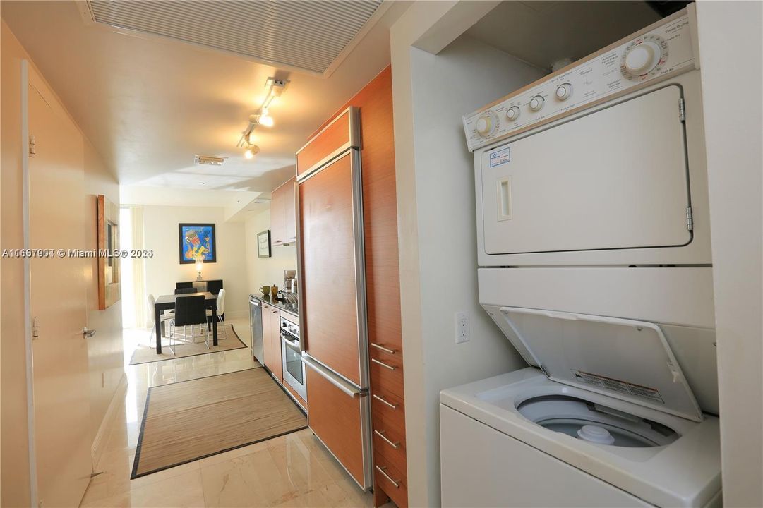 Active With Contract: $2,300 (0 beds, 1 baths, 567 Square Feet)