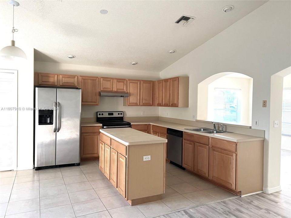 Active With Contract: $3,250 (3 beds, 2 baths, 1726 Square Feet)