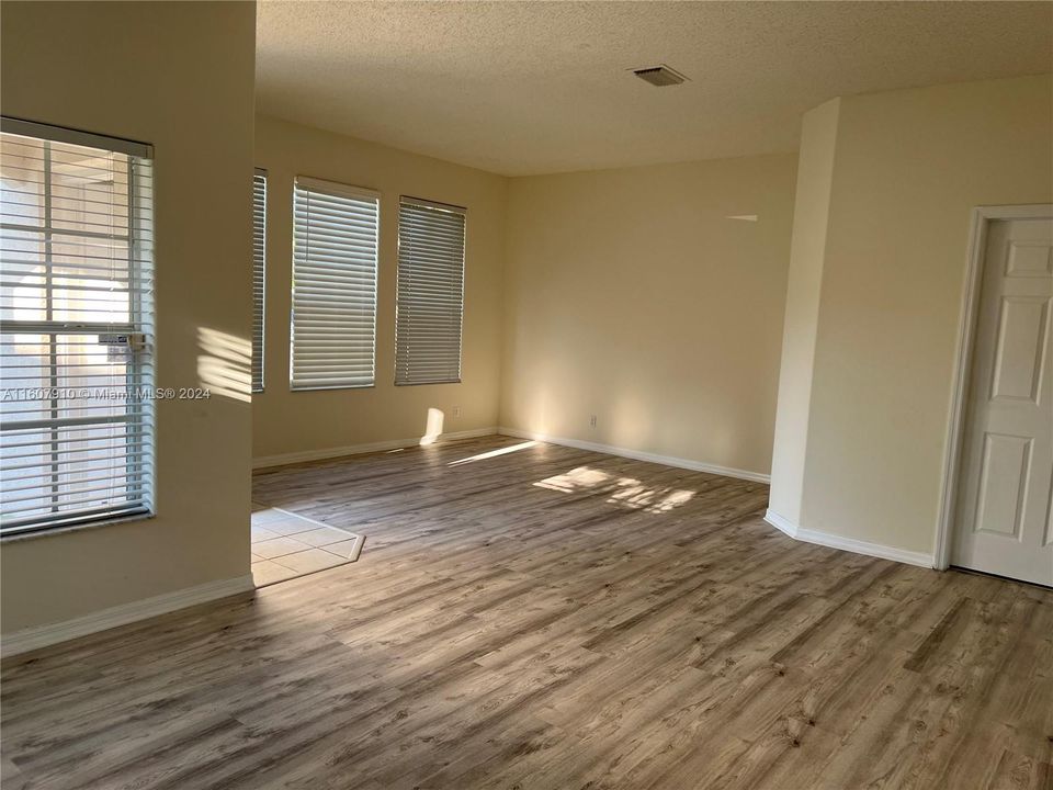 Active With Contract: $3,250 (3 beds, 2 baths, 1726 Square Feet)