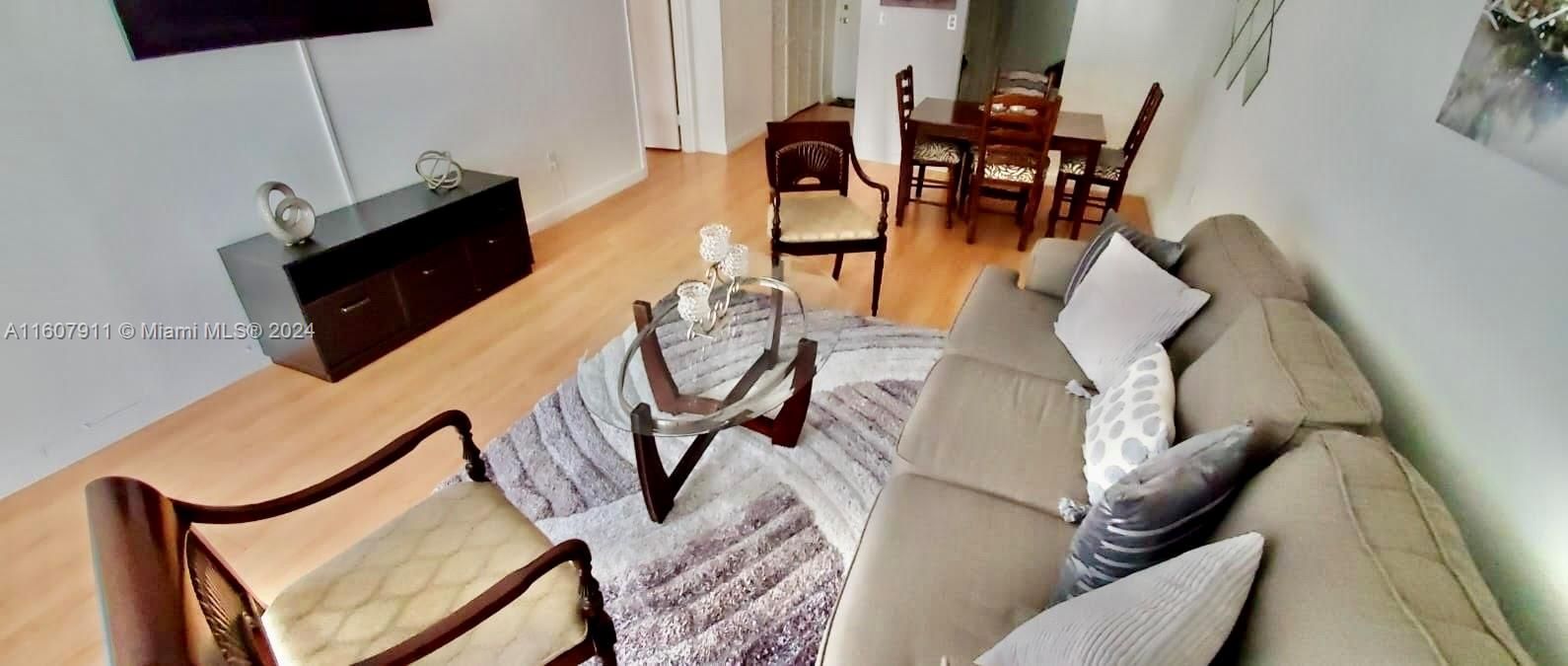 For Sale: $220,000 (1 beds, 1 baths, 723 Square Feet)