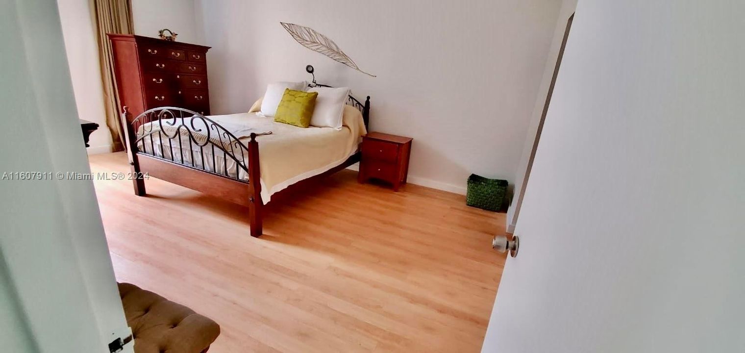 For Sale: $220,000 (1 beds, 1 baths, 723 Square Feet)