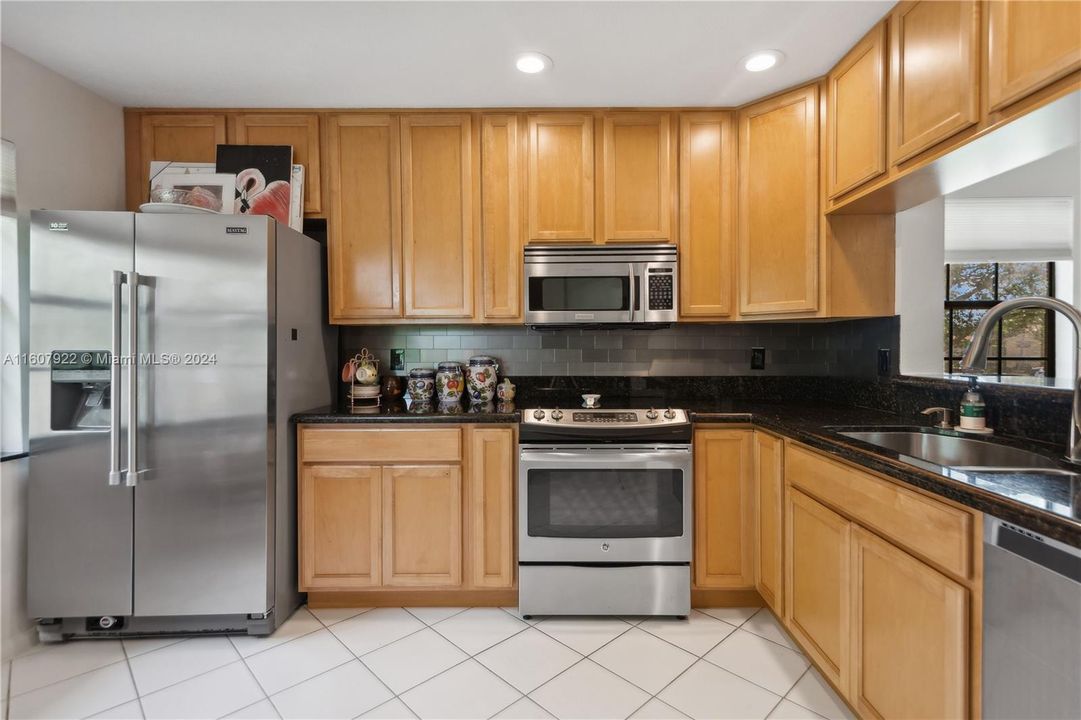 For Sale: $349,999 (2 beds, 2 baths, 1319 Square Feet)