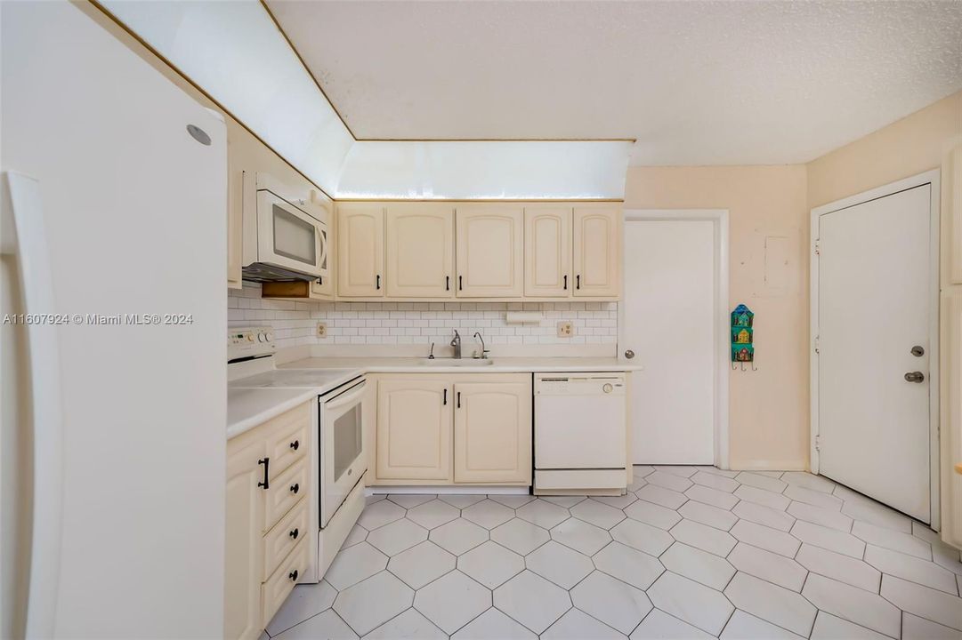 For Sale: $330,000 (3 beds, 2 baths, 1789 Square Feet)