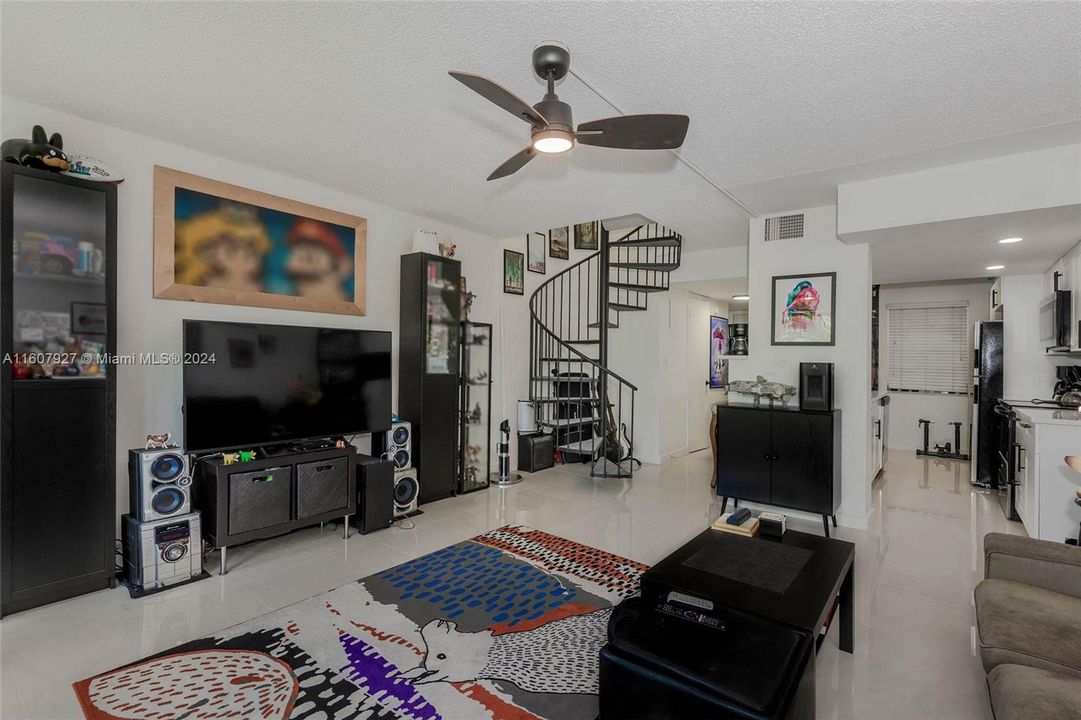 For Sale: $299,000 (2 beds, 1 baths, 1056 Square Feet)