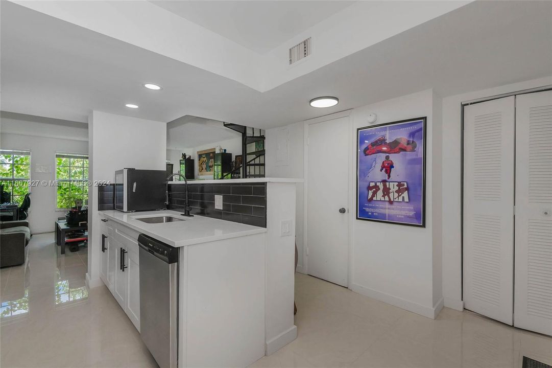 For Sale: $299,000 (2 beds, 1 baths, 1056 Square Feet)