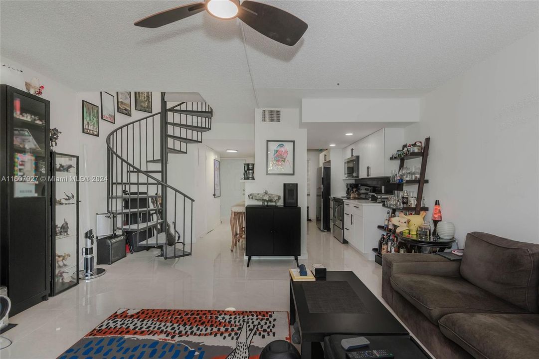 For Sale: $299,000 (2 beds, 1 baths, 1056 Square Feet)