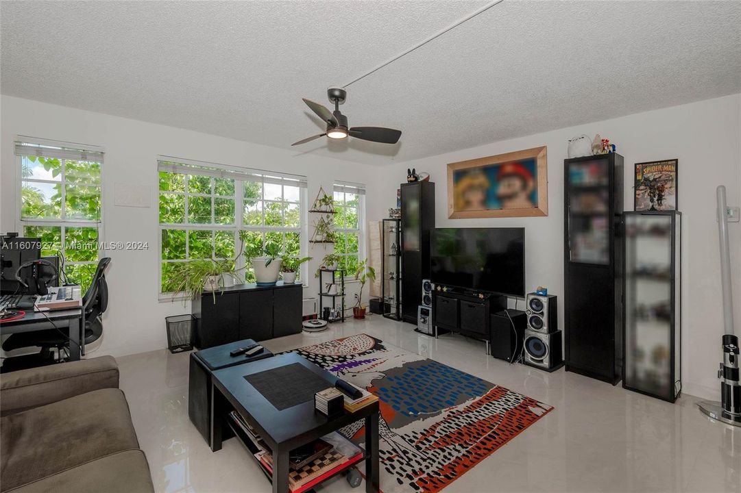 For Sale: $299,000 (2 beds, 1 baths, 1056 Square Feet)