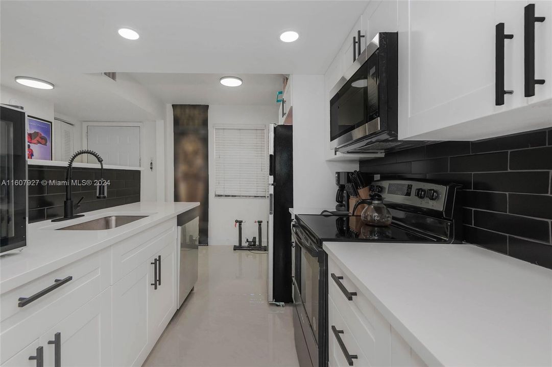 For Sale: $299,000 (2 beds, 1 baths, 1056 Square Feet)