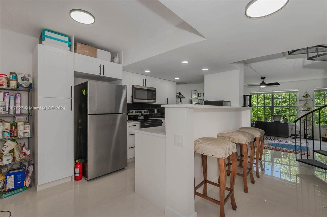 For Sale: $299,000 (2 beds, 1 baths, 1056 Square Feet)