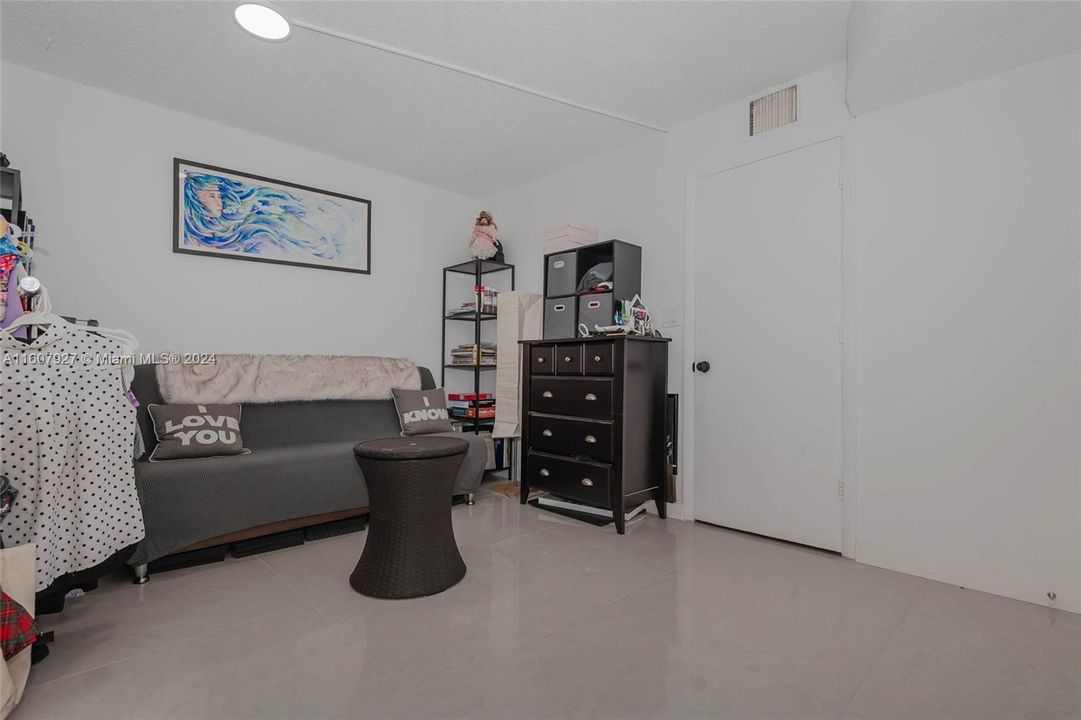 For Sale: $299,000 (2 beds, 1 baths, 1056 Square Feet)