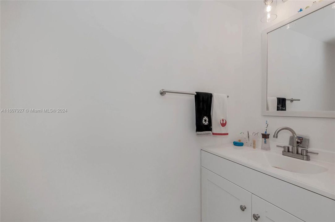 For Sale: $299,000 (2 beds, 1 baths, 1056 Square Feet)