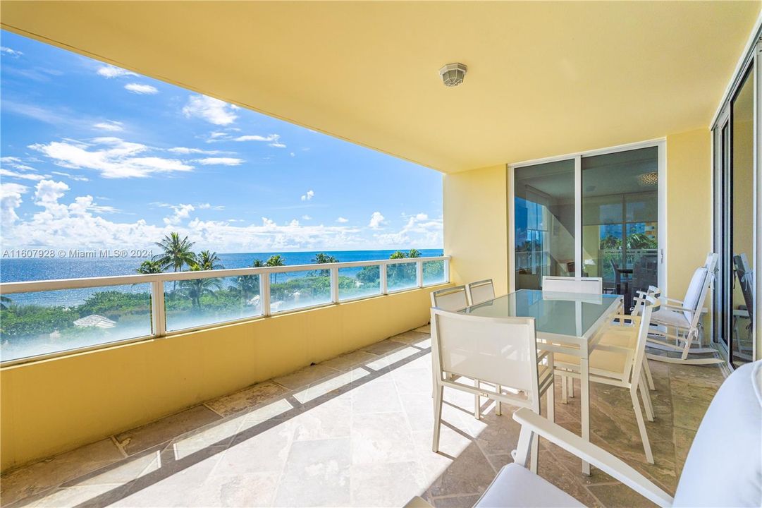 Main balcony frontal to the beach