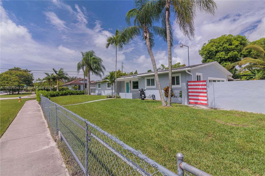 For Sale: $1,600,000 (4 beds, 2 baths, 1960 Square Feet)