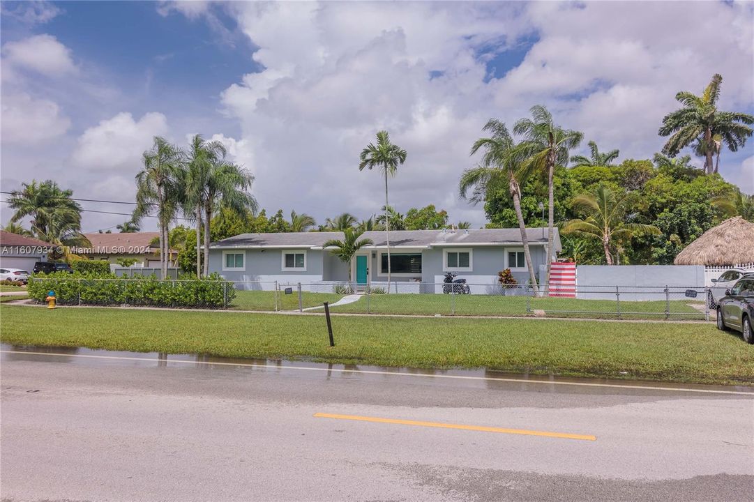 For Sale: $1,600,000 (4 beds, 2 baths, 1960 Square Feet)