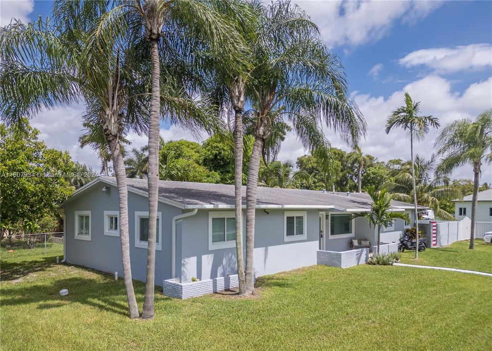 For Sale: $1,600,000 (4 beds, 2 baths, 1960 Square Feet)