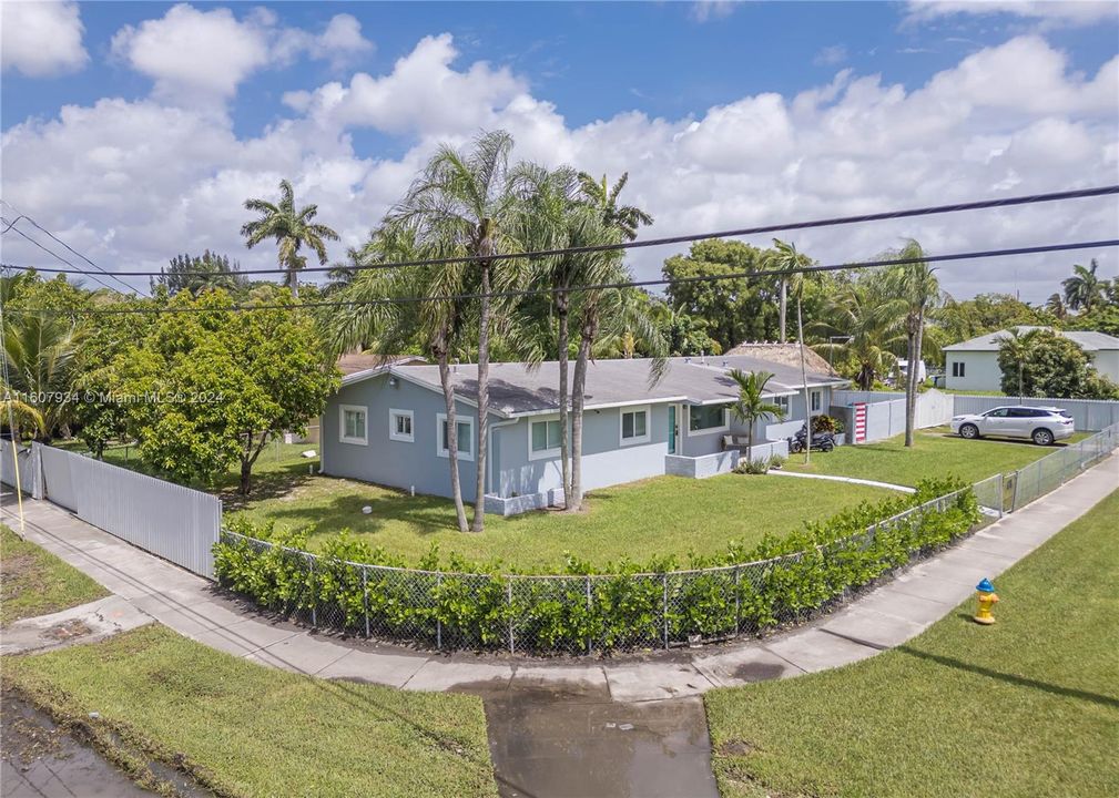 For Sale: $1,600,000 (4 beds, 2 baths, 1960 Square Feet)