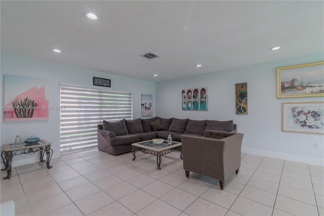 For Sale: $1,600,000 (4 beds, 2 baths, 1960 Square Feet)