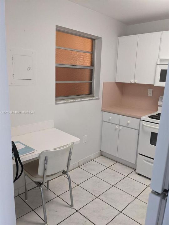 For Rent: $2,350 (2 beds, 1 baths, 780 Square Feet)