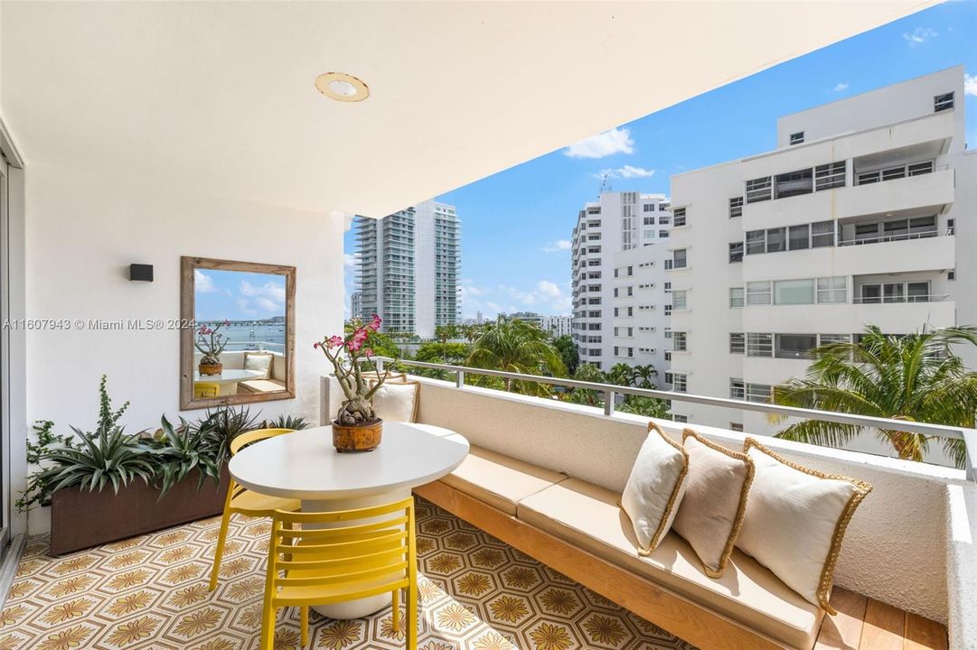 For Sale: $1,250,000 (2 beds, 2 baths, 1372 Square Feet)