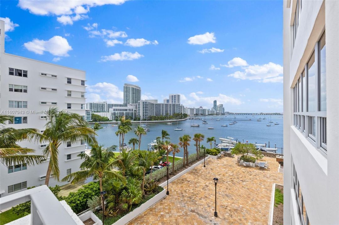 For Sale: $1,250,000 (2 beds, 2 baths, 1372 Square Feet)