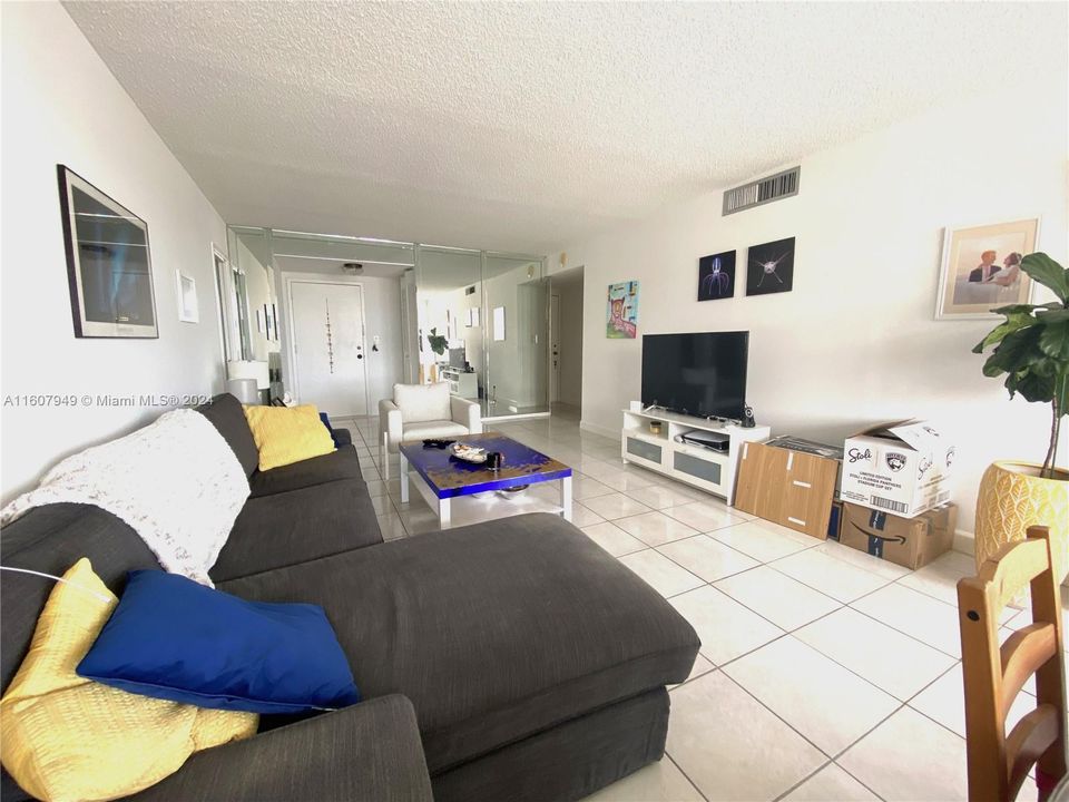 For Sale: $329,000 (1 beds, 1 baths, 943 Square Feet)