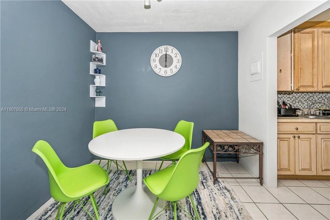 Active With Contract: $1,700 (1 beds, 1 baths, 640 Square Feet)