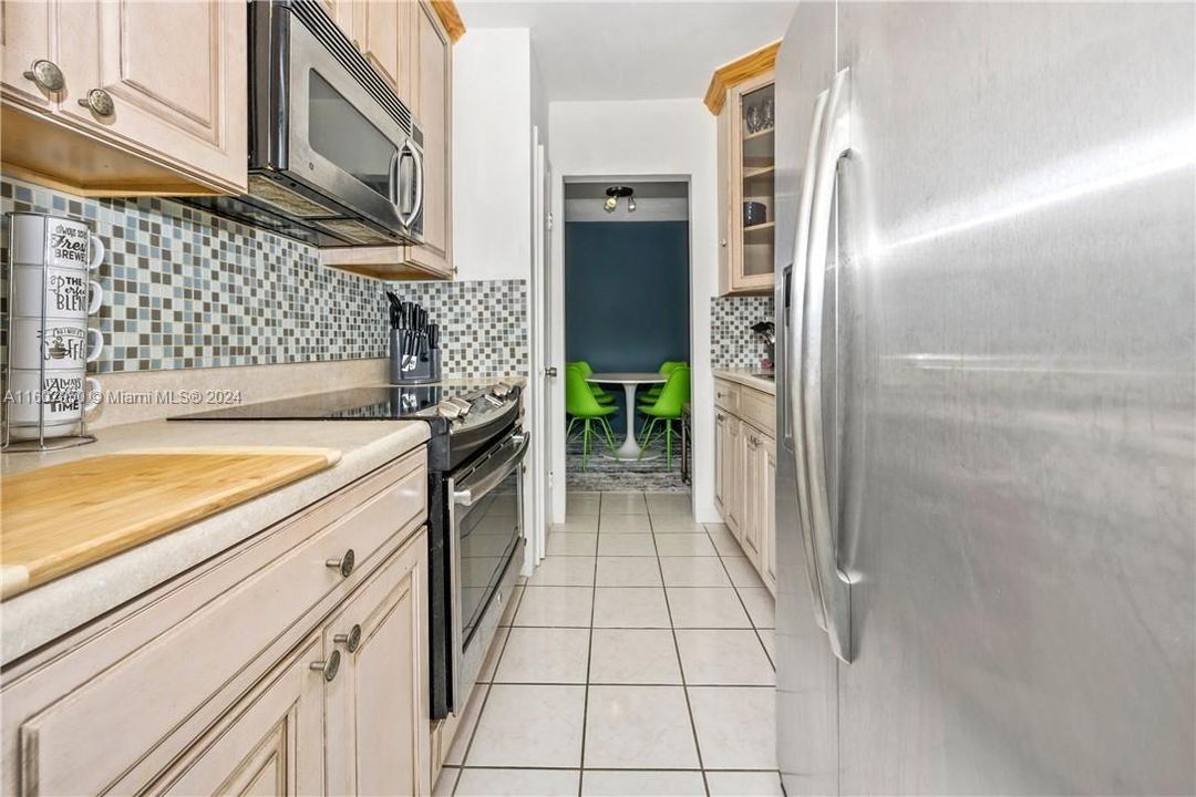 Active With Contract: $1,700 (1 beds, 1 baths, 640 Square Feet)