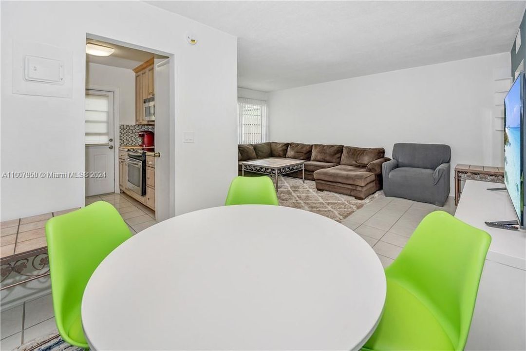 Active With Contract: $1,700 (1 beds, 1 baths, 640 Square Feet)