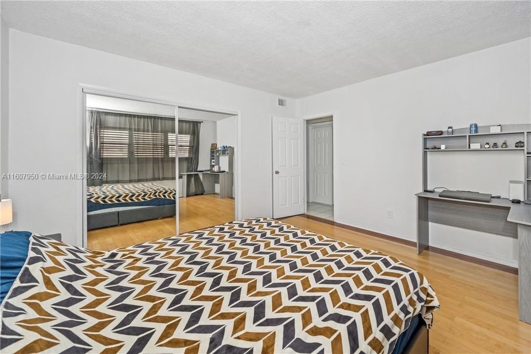 Active With Contract: $1,700 (1 beds, 1 baths, 640 Square Feet)